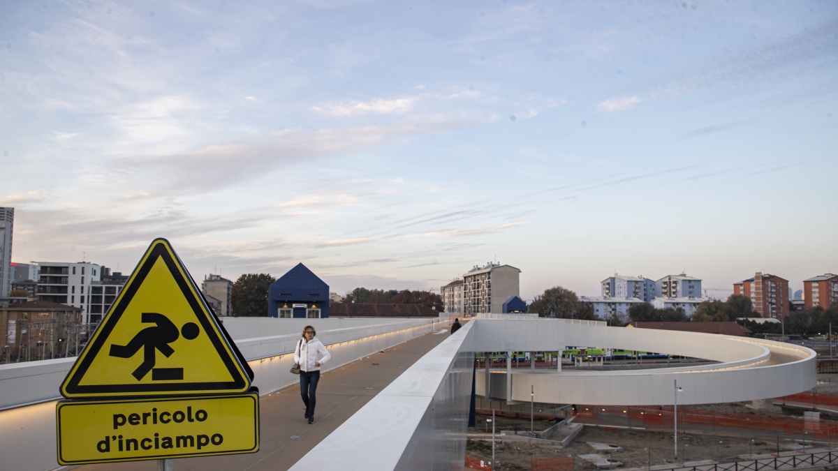 Milano, il capolinea della nuova M4 e la passerella San Cristoforo al buio: «Quel ponte è comodo, ma così abbiamo paura»