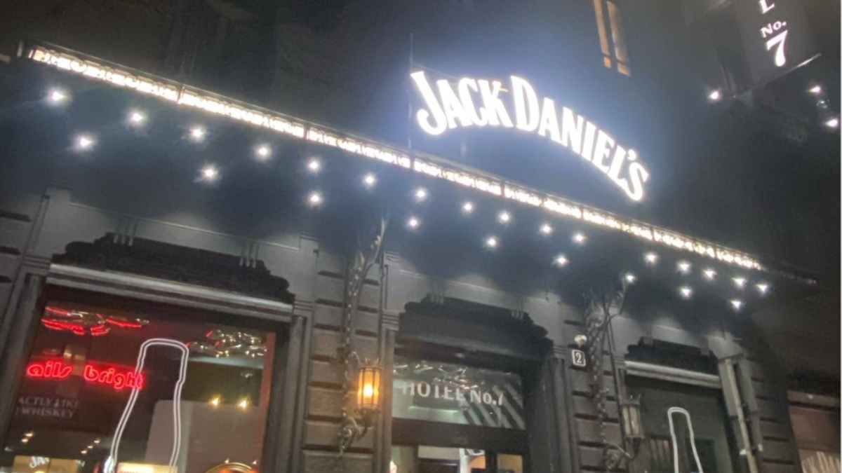 Milano, l'evento del whiskey in via Plinio blocca la strada e insospettisce i vigili: controllo, sospensione e multa