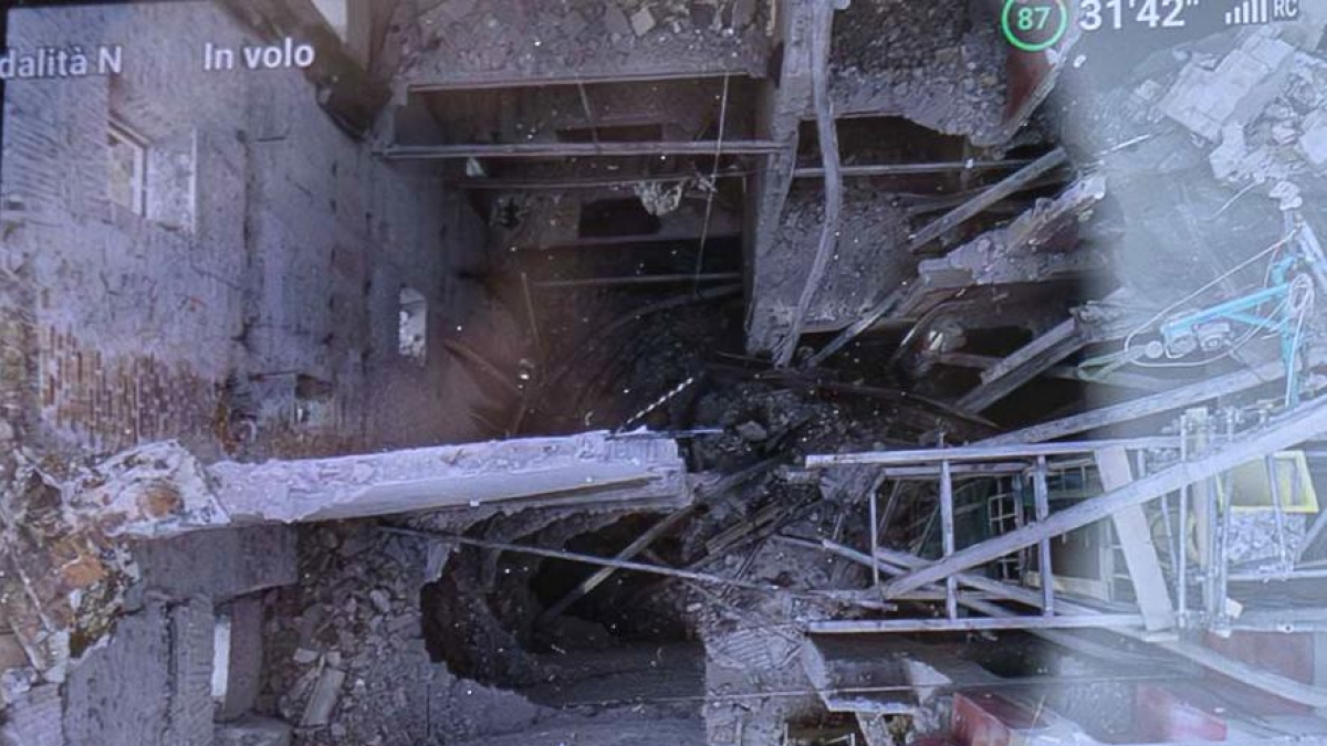 Torre dei Conti, ecco le immagini choc dentro il monumento: quattro piani polverizzati, le scale sparite