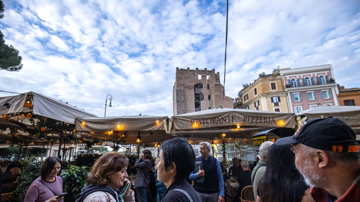 Torre dei Conti, l'ipotesi: Octav Stroici lasciato solo a lavorare nel punto più critico. Lunedì i funerali dell'operaio in Romania