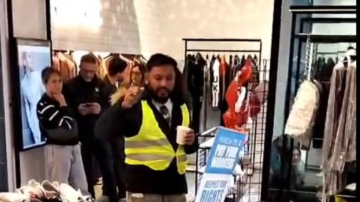 Firenze, operai della ditta in subappalto occupano il negozio di Patrizia Pepe fino a tarda sera