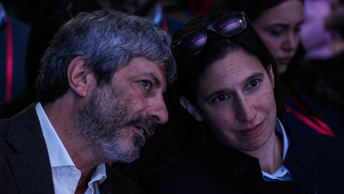 Schlein con Fico dai giovani dem: «La vittoria alle regionali sarà l'antipasto del 2027 quando batteremo la destra»