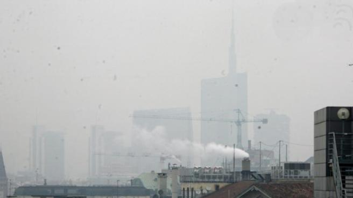 Milano, lo smog aumenta ancora: polveri oltre i limiti nel 2024. Ma il governo taglia i fondi anti inquinamento