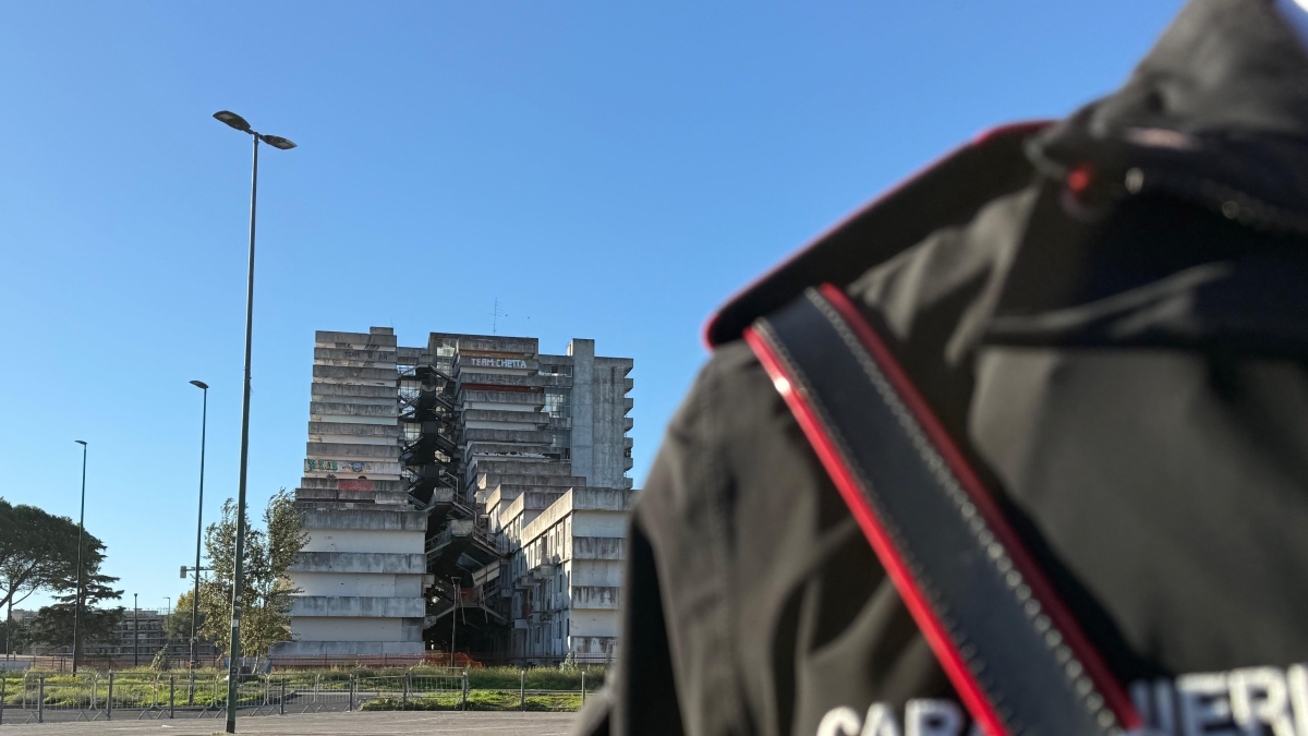 Scampia, per sfuggire ai carabinieri 14enne si lancia da uno scooter in corsa
