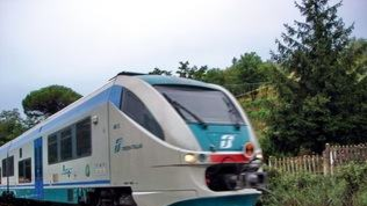 Lucca, il capotreno chiede il biglietto, lui gli frattura un dito e scappa