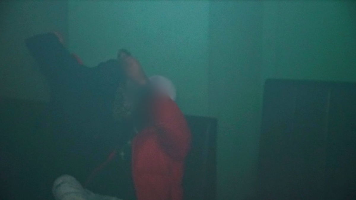 Milano, ruba un portafogli al ristorante: il ladro maldestro incastrato dal giubbotto rosso e dallo scatto casuale di una fotografa