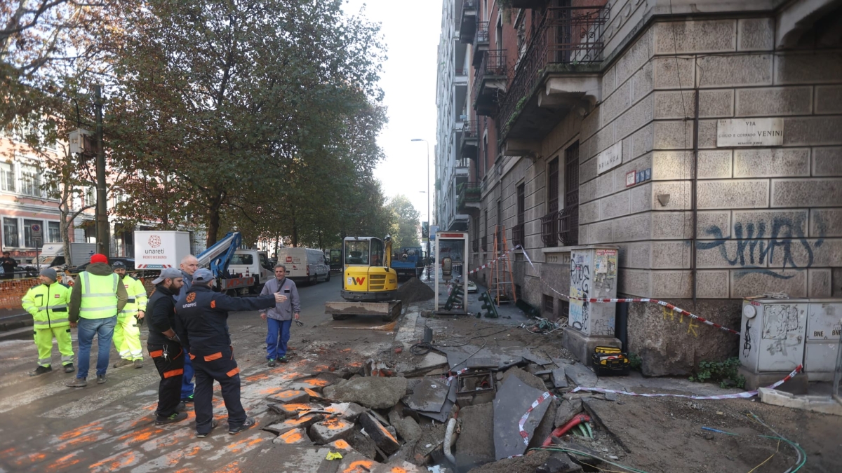 Milano, voragine in viale Brianza all'angolo con via Venini: tecnici al lavoro, circolazione interrotta