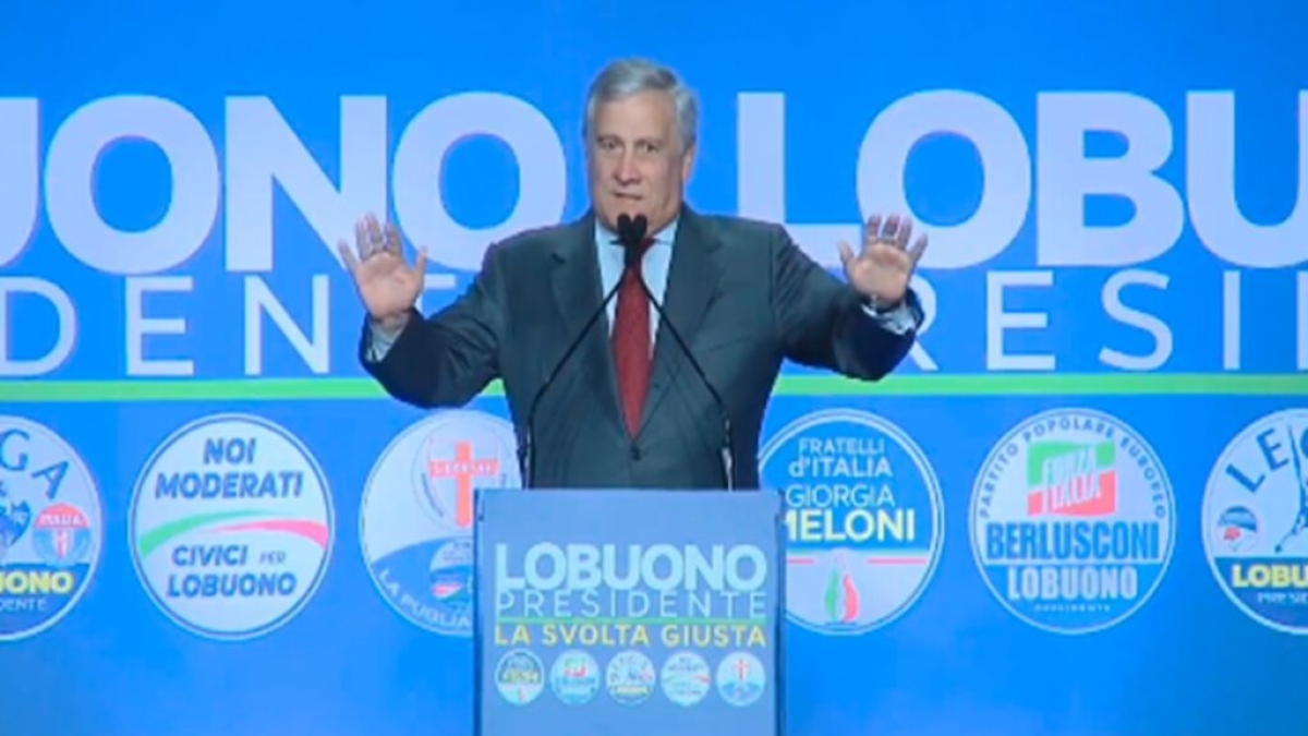 Tajani, gaffe a Bari sullo stadio: «Potevamo riempire il San Paolo». Ma il pubblico lo corregge: «Il San Nicola»