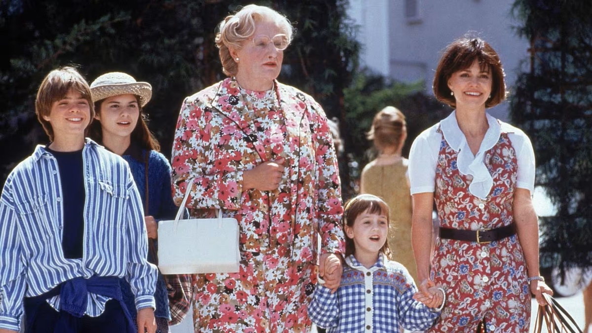 «Mrs. Doubtfire» in tv: le improvvisazioni sul set, che fine hanno fatto i giovani protagonisti, 7 segreti