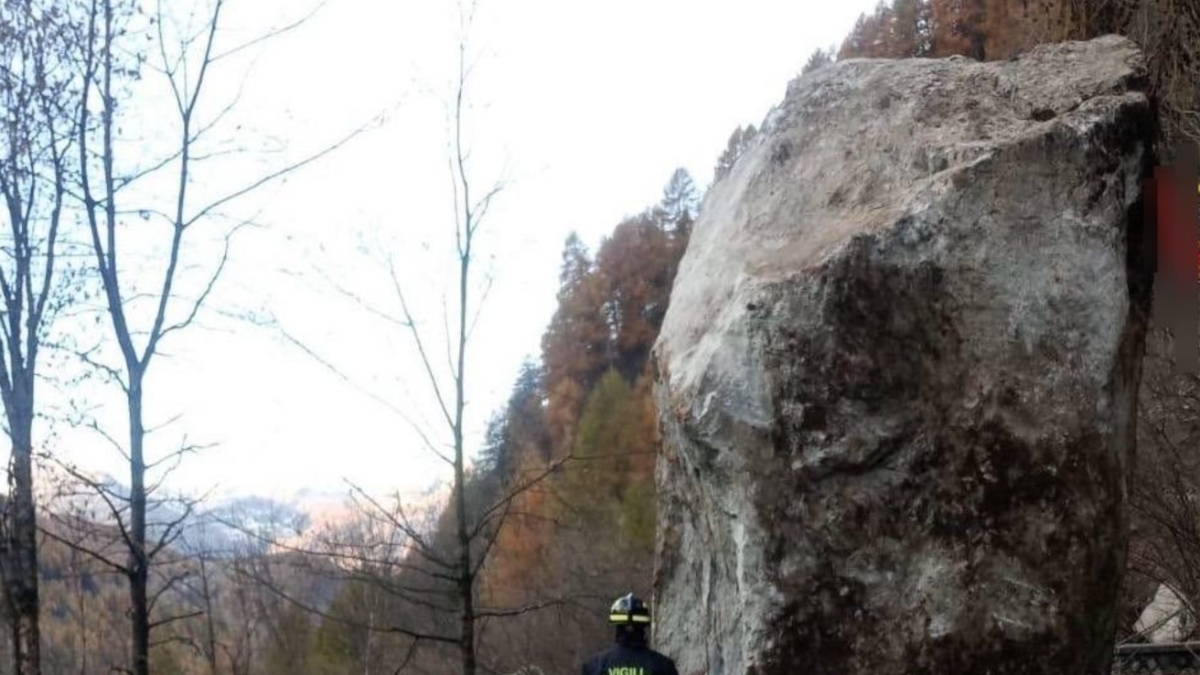 Sondrio, frana a Lanzada: crollano macigni, frazioni isolate. La strada chiusa poche ore prima per l'allerta dei sensori