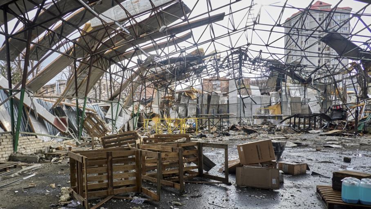 Attacco russo nella notte, centinaia di missili e droni contro Kiev: esplosioni e incendi