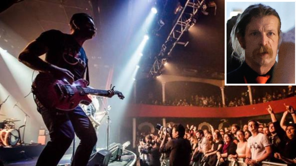 Il cantante degli Eagles of Death Metal: «Dieci anni fa, al Bataclan, i figli di p... ridevano e sparavano. E io mi sono sentito un
