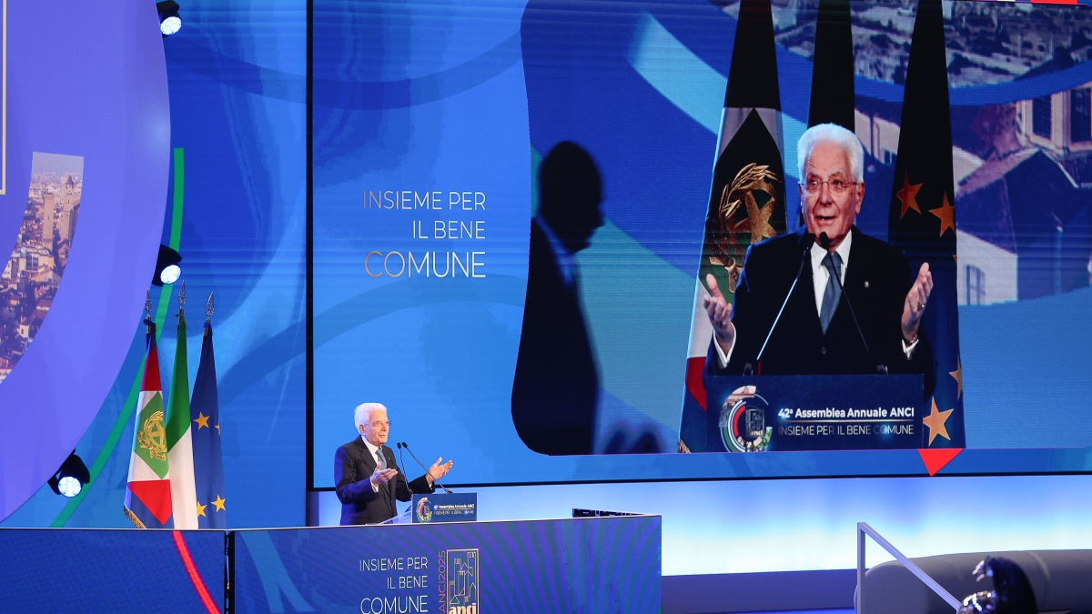 Bologna, l'assemblea nazionale Anci. Il discorso e le parole di Mattarella: «I Comuni sono la prima linea della democrazia»