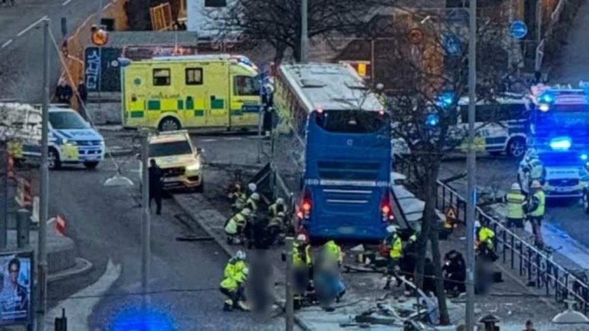 Stoccolma, bus si schianta contro pensilina. La polizia: 2 morti, 5 feriti. Arrestato l