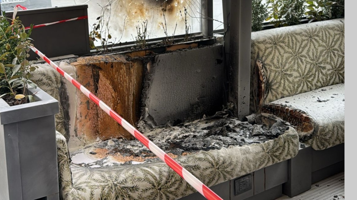 Firenze, triplice raid incendiario nella notte: danneggiato il dehors dell’hotel Savoy