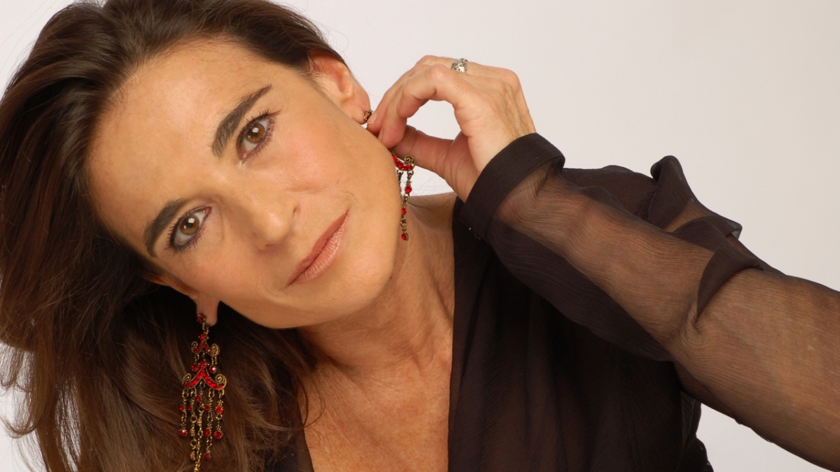 Lina Sastri compie 72 anni: ha recitato con Eduardo De Filippo, il matrimonio (durato sei mesi) con un ballerino argentino, 7 segreti