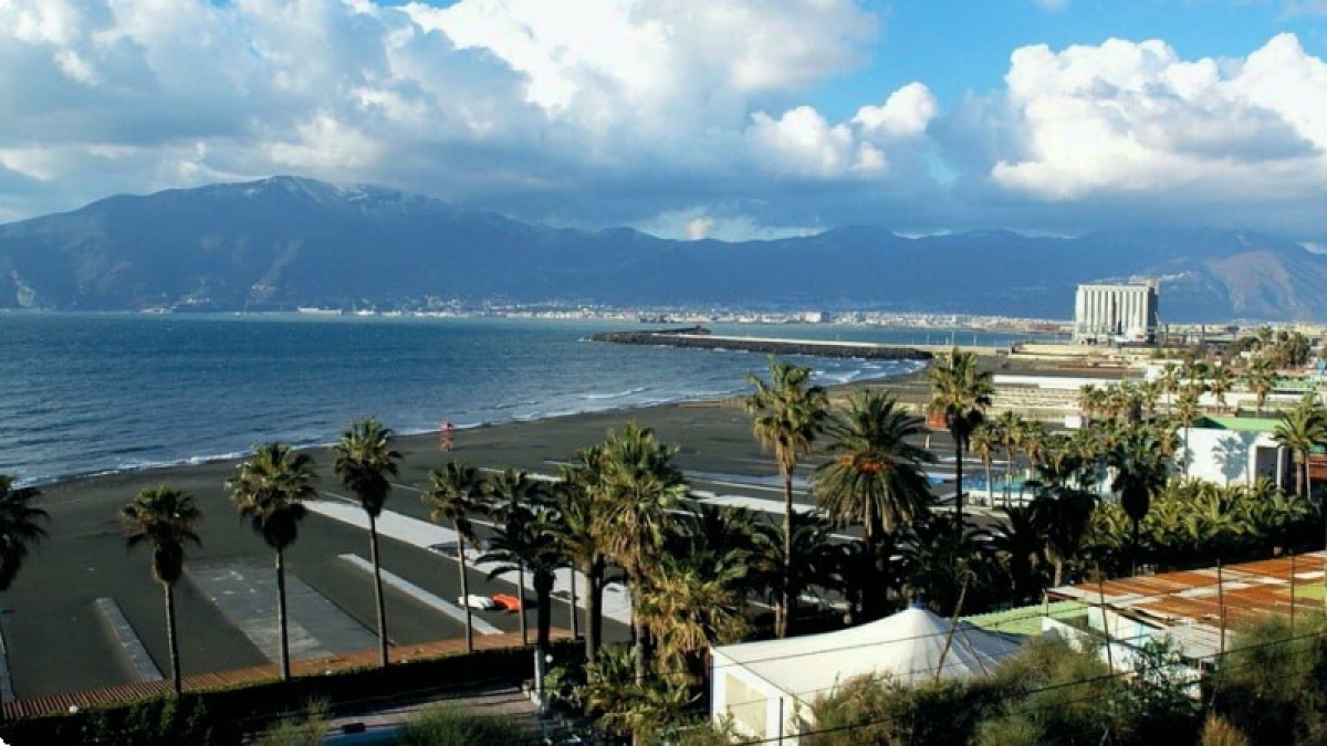 Torre Annunziata, pedane e blocchi prefabbricati rimossi dal lungomare: erano ancora lì dall'estate