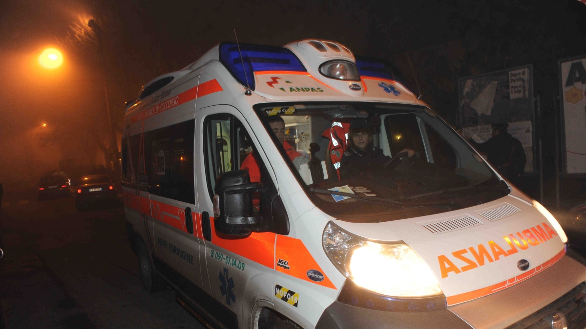 Incidente a Milano, auto urta un'altra macchina, abbatte il palo della luce e carambola sui passanti: otto feriti