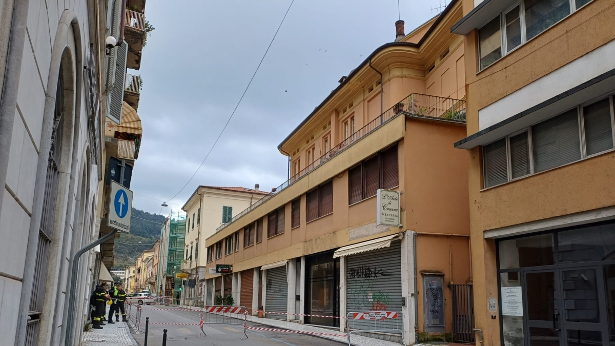 Carrara, lesionato il teatro Politeama: undici famiglie evacuate per tre notti