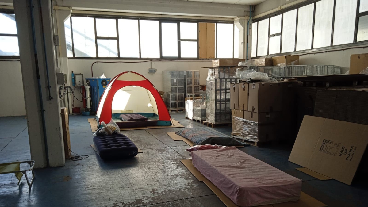 Alla Celli Group di Pozzuoli la protesta dei 18 dipendenti: «Abbiamo occupato la fabbrica, dormiamo qui: prima le ferie forzate, poi la chiusura: ci sentiamo traditi»