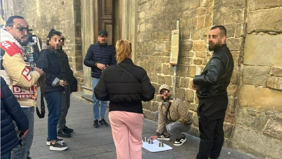 Firenze, i truffatori delle tre campanelle fanno affari d’oro: in centro, tra i turisti, a colpi da 50 euro