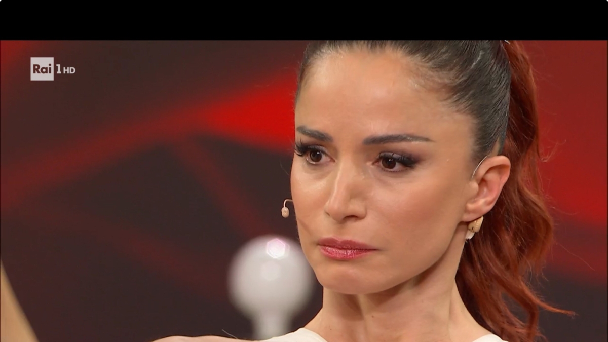 Andrea Delogu e le lacrime a «Ballando» per il fratello Evan scomparso: «A casa è un dolore ingestibile»