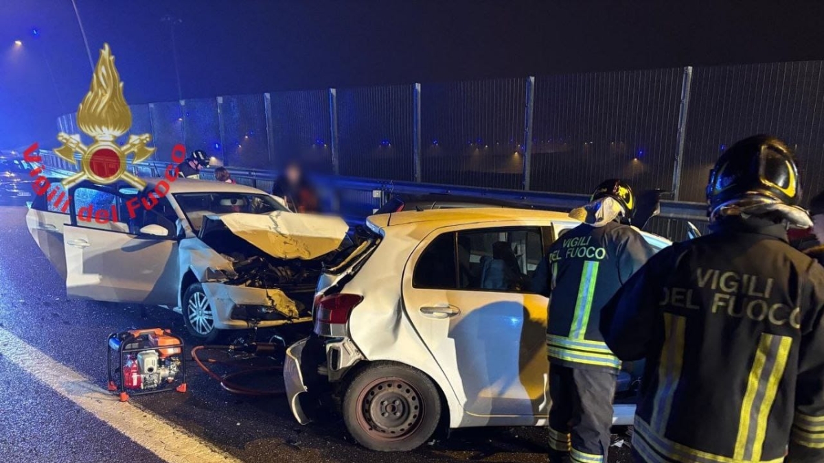 Incidente sulla Pedemontana nella notte, grave un 21enne. Feriti dieci ragazzi