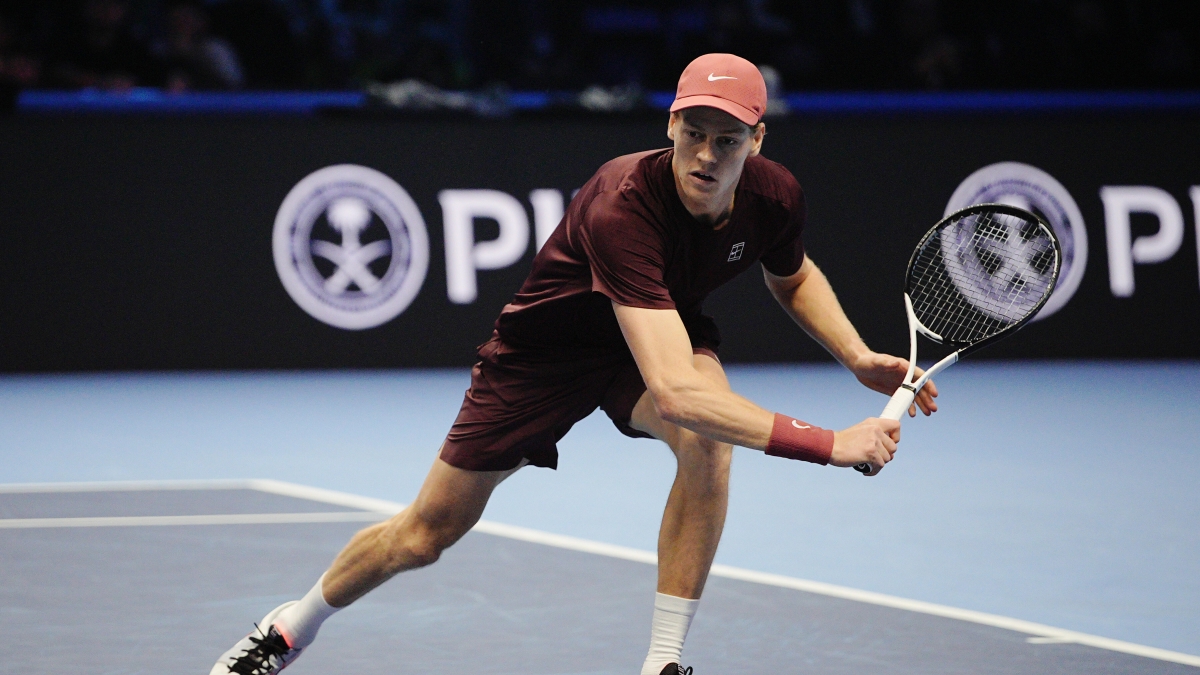 Sinner Alcaraz la finale delle Atp Finals: Jannik tiene la battuta ai vantaggi |Live 2 2Malore sugli spalti e 12 minuti di pausa