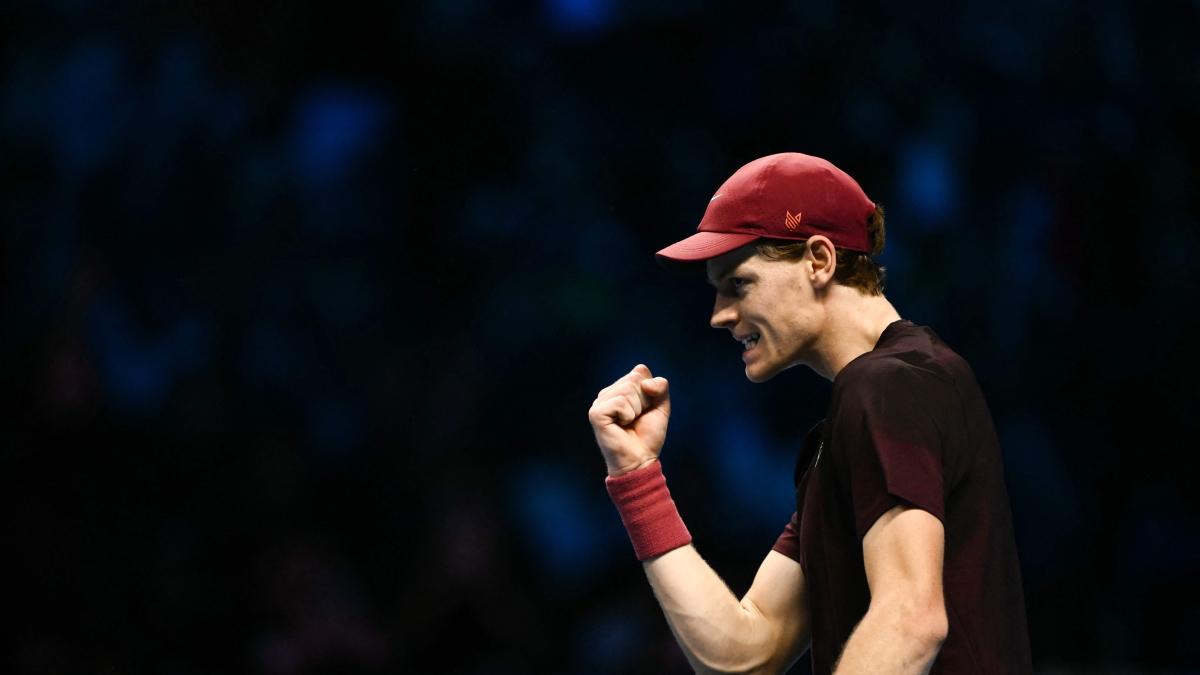 Sinner-Alcaraz la finale delle Atp Finals: Jannik tiene la battuta a zero |Live 7-6, 5-4Altro malore sugli spalti: cosa è successo