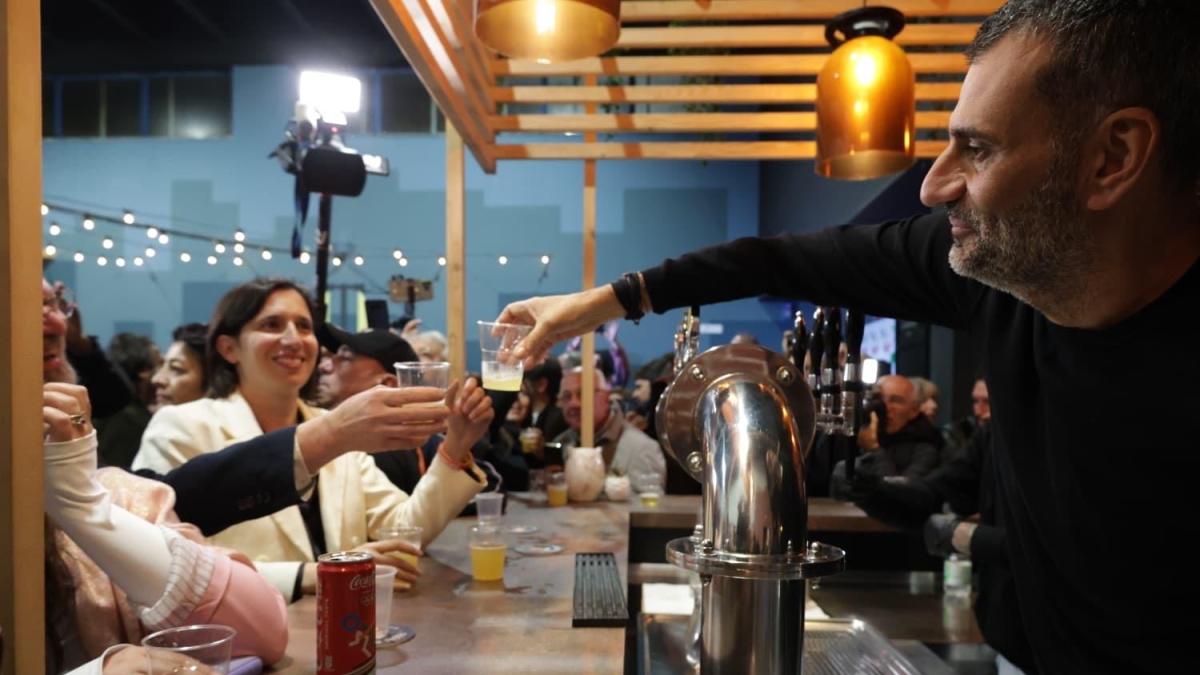 Regionali, Schlein in Puglia per Decaro: il patto (con birra) per l'unità: «Vinciamo qui, poi torniamo a governare il Paese»