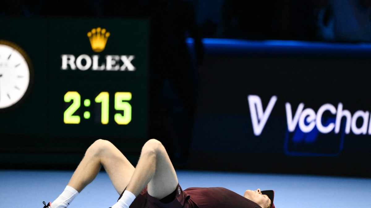 Sinner piega Alcaraz in due set e trionfa ancora alle Finals |Live 7 6, 7 5Altro malore sugli spalti: cosa è successo