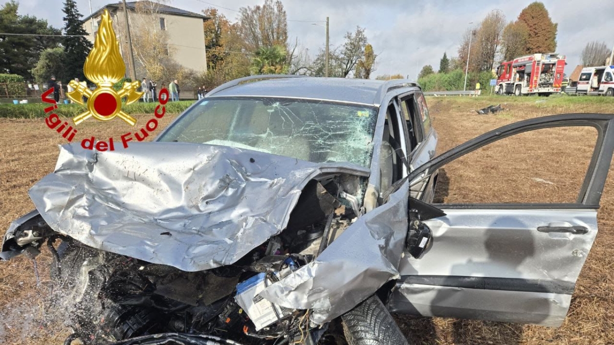 Incidente a Secugnago, violento scontro tra due auto sulla Provinciale: muore una donna di 52 anni, ferito un 23enne
