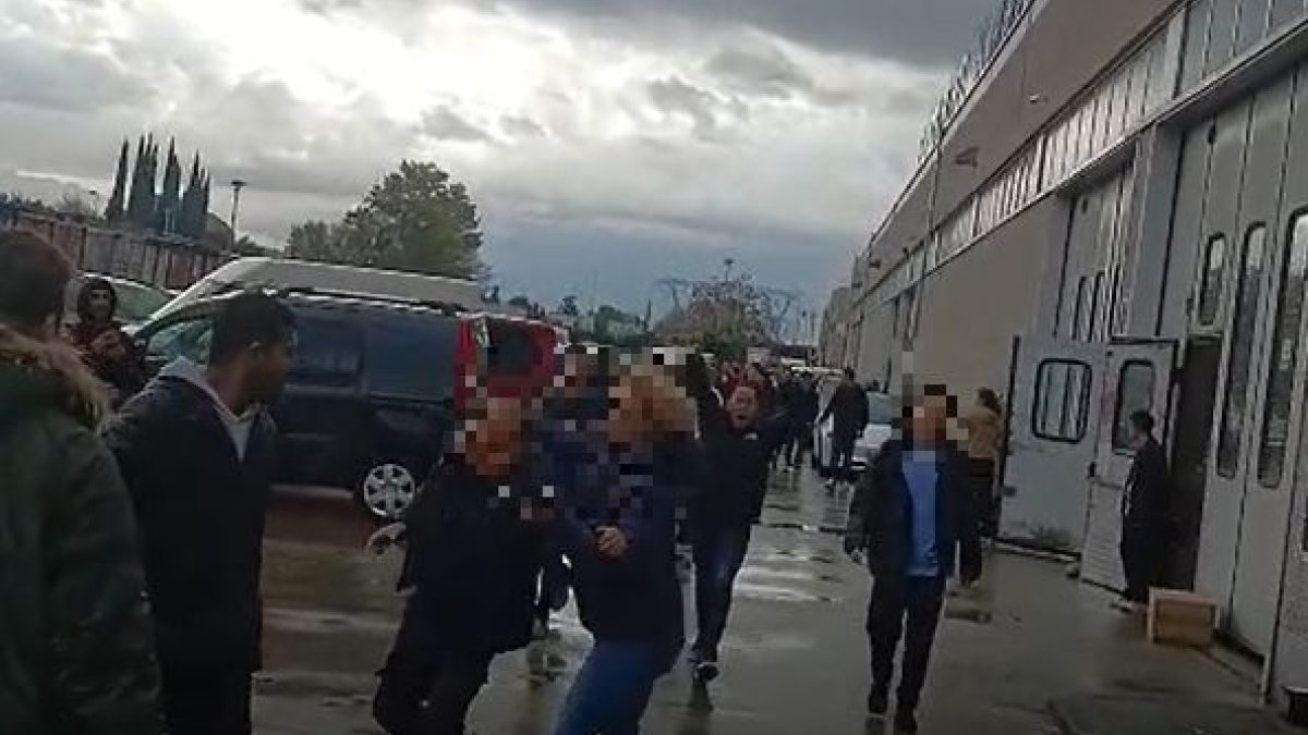 Prato, i Cobas protestano contro lo sfruttamento sul lavoro: 30 cinesi li aggrediscono e poi picchiano i poliziotti