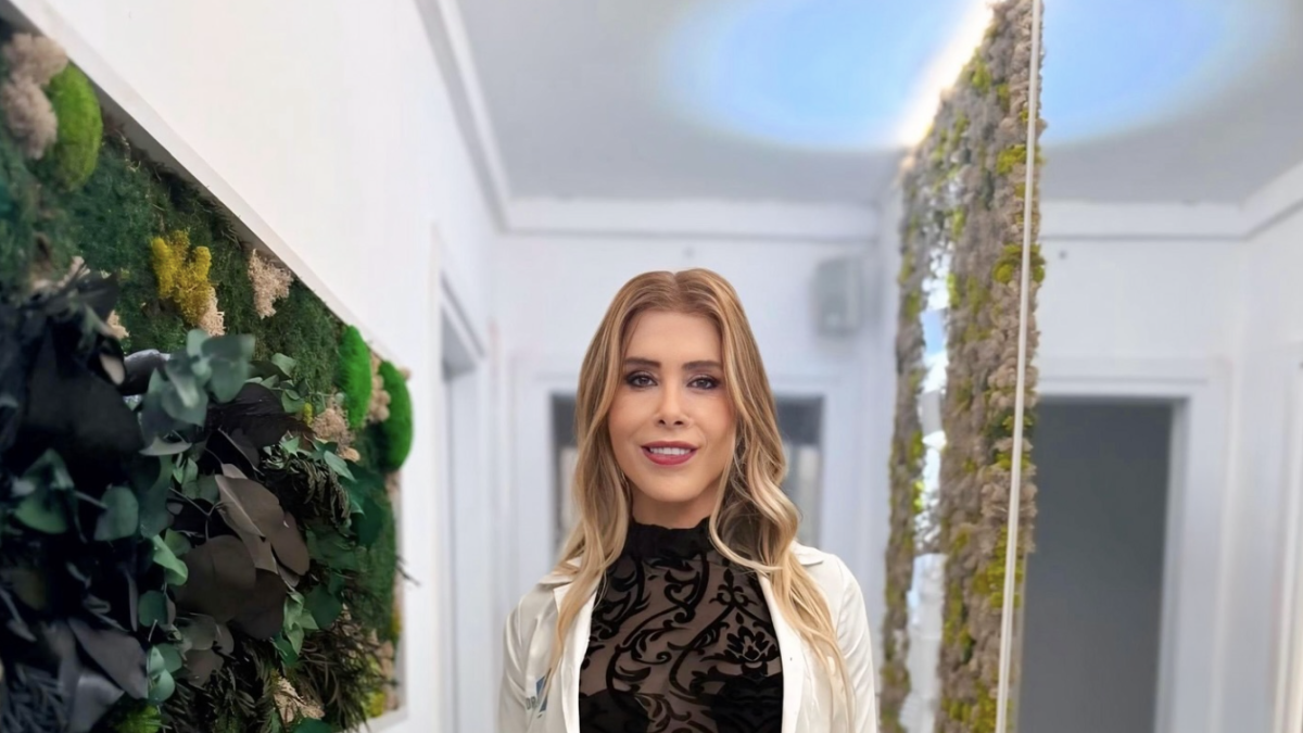 Chi è Genny Urtis, dalla chirurgia estetica alla relazione con Fabrizio Corona (poi smentita). «Sono passata da uomo etero a gay, a donna trans»