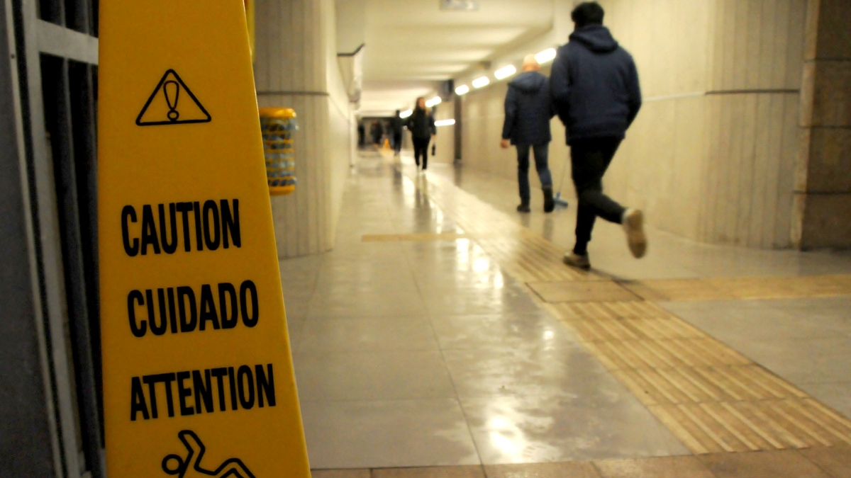 Tentato stupro a Roma: ragazza palpeggiata nel sottopasso della stazione Tuscolana. Arrestato un 23enne