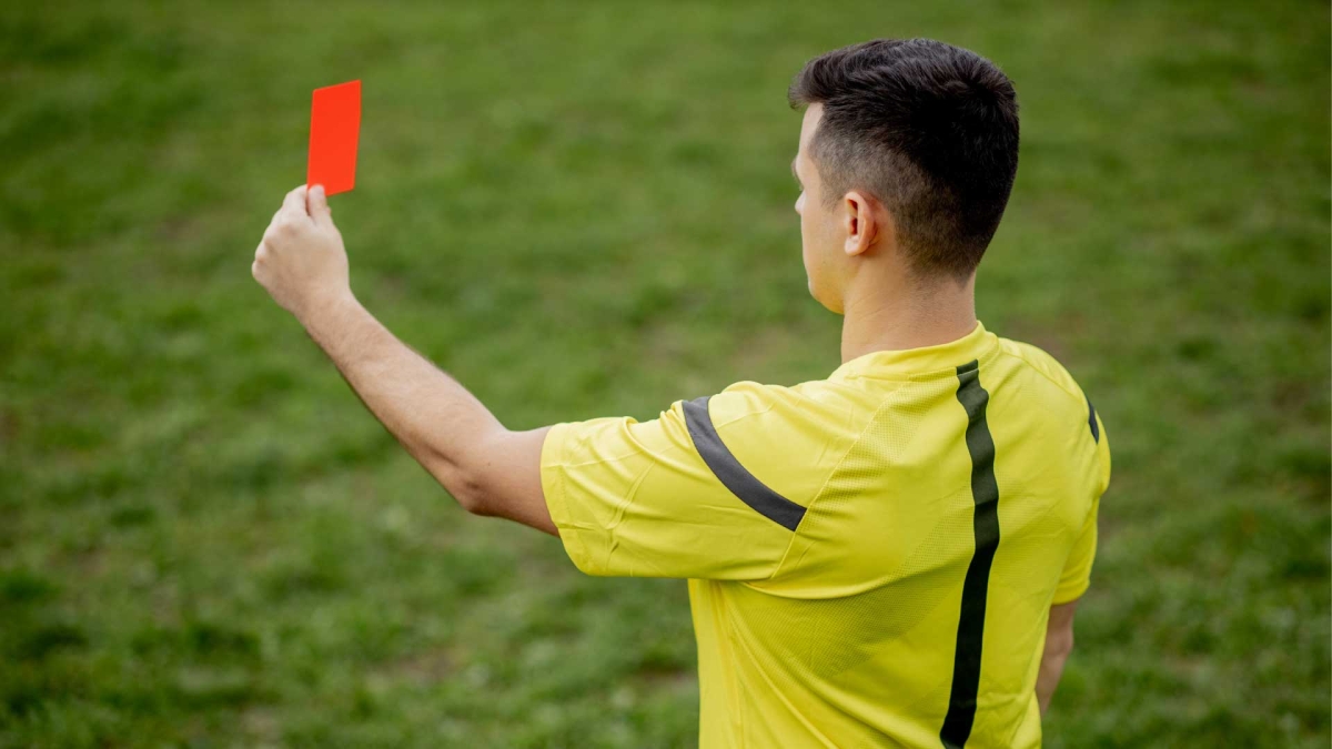 Qualiano, arbitro aggredito durante una gara del campionato Under 19: pugno in un occhio da un 17enne