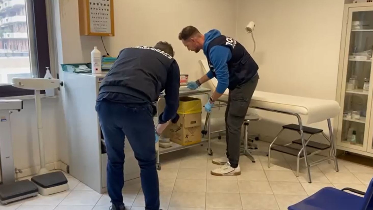 Arezzo, va in coma durante un trapianto di capelli: denunciati dottoressa senza titoli e il medico titolare dello studio