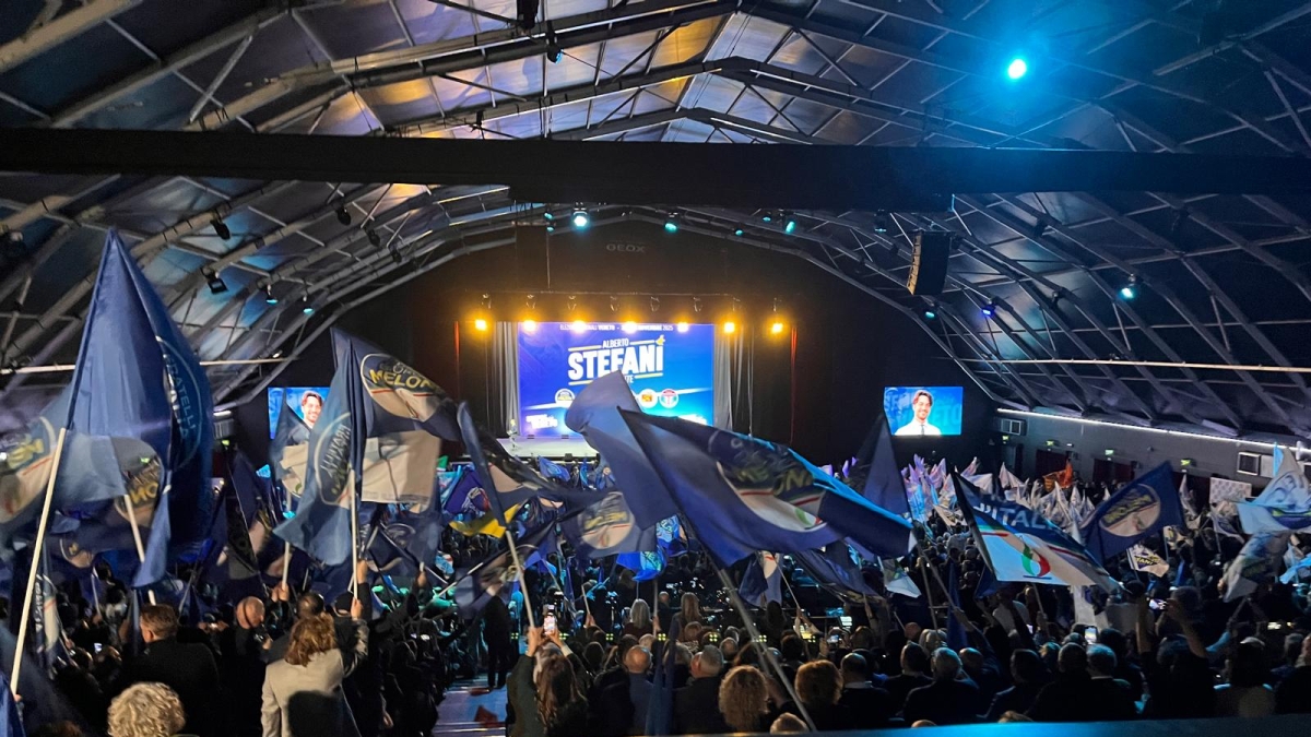 Elezioni regionali in Veneto, Meloni e i leader del centrodestra per il gran finale a sostegno di Alberto Stefani. Salvini show: dai veneti ubriaconi alle borseggiatrici. La premier: «Noi una comunità. Giustizia? Non è referendum su di me»