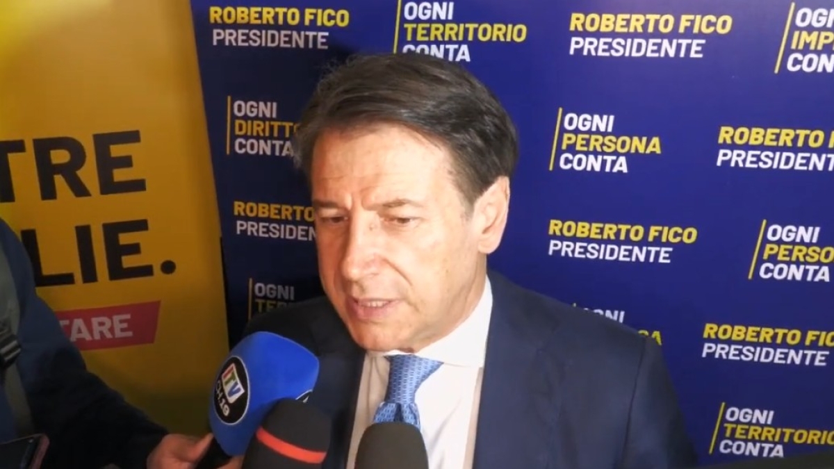 Conte a Napoli e Caserta: «Aumento pensioni e condono? La destra è disperata»