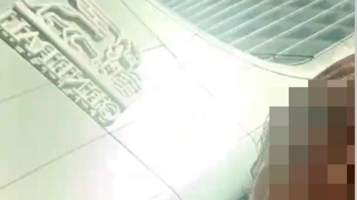 Milano, arrestato lo stalker del presidente di Generali Andrea Sironi: ripetuti agguati sotto casa e lanci di uova contro l’auto