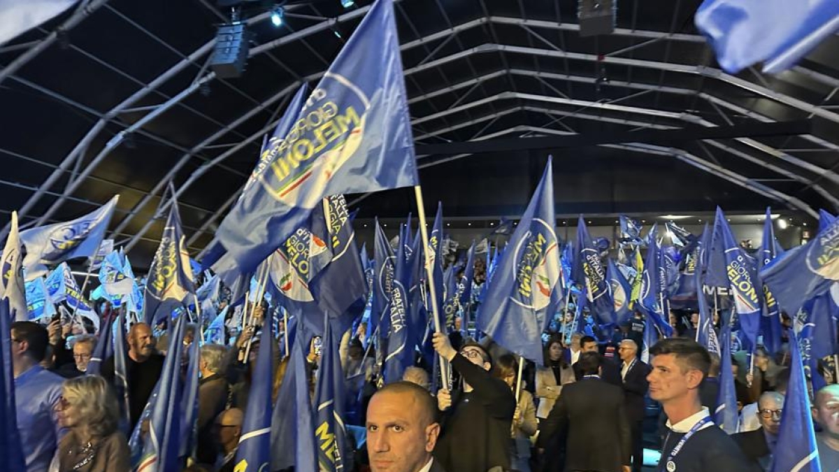 Applausi, cori e bandiere: Lega assediata dai «Fratelli» all'evento di chiusura della campagna elettorale