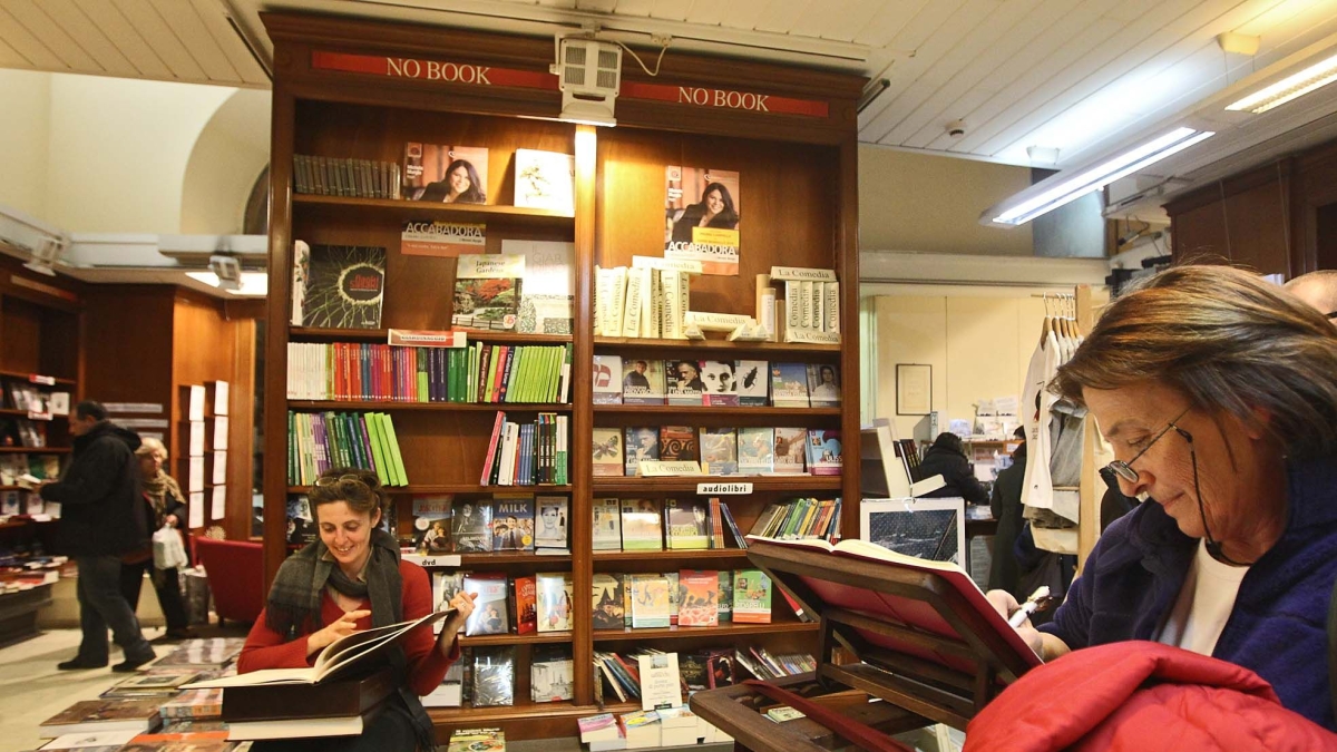 Roma, l'idea di Verdone «sindaco» per rilanciare le librerie indipendenti: dehors e spuntino con aperitivo