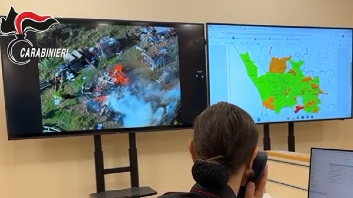 Caivano, quintali di rifiuti in fiamme nella Terra dei Fuochi: 57enne scoperto e arrestato in differita