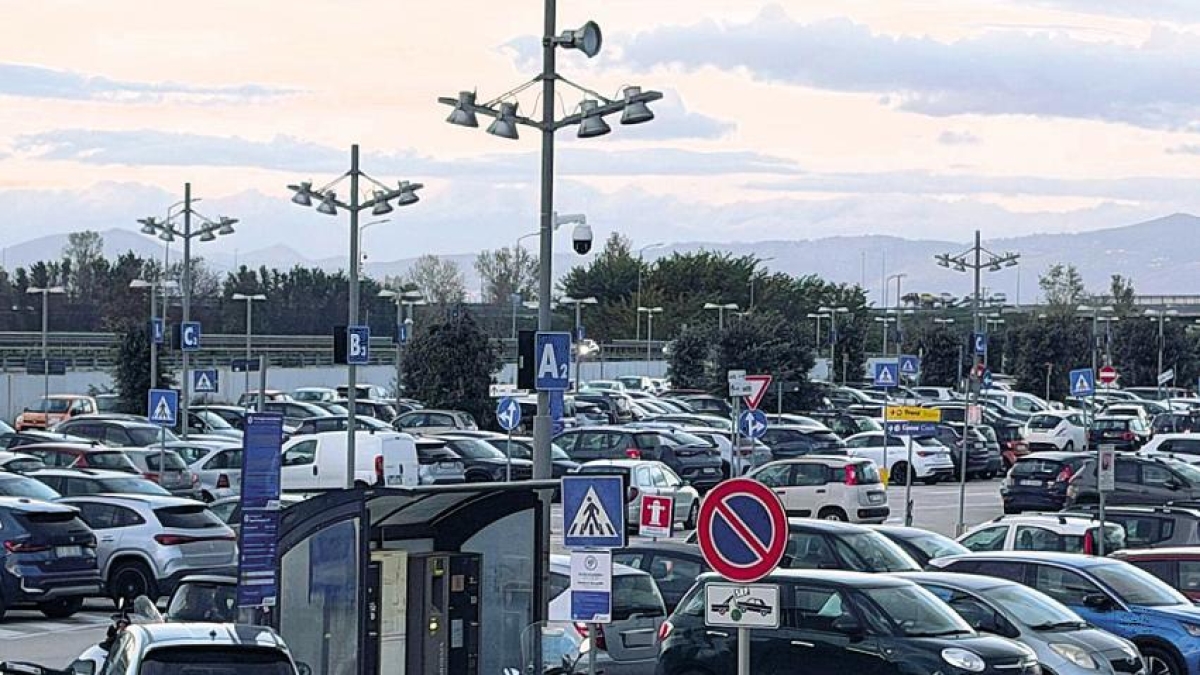 Caos al parcheggio nella stazione di Afragola, pronta la class action dei pendolari dell’Alta velocità