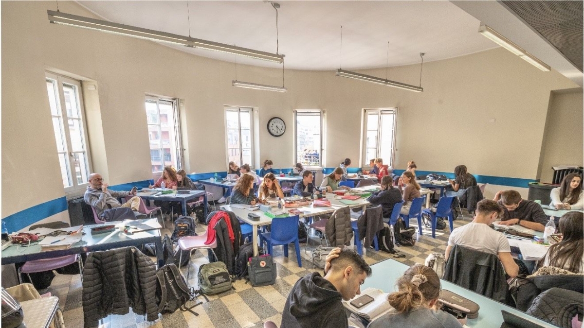 Milano, la missione dell'associazione Portofranco: da 25 anni prof e volontari «trattengono» i ragazzi a scuola