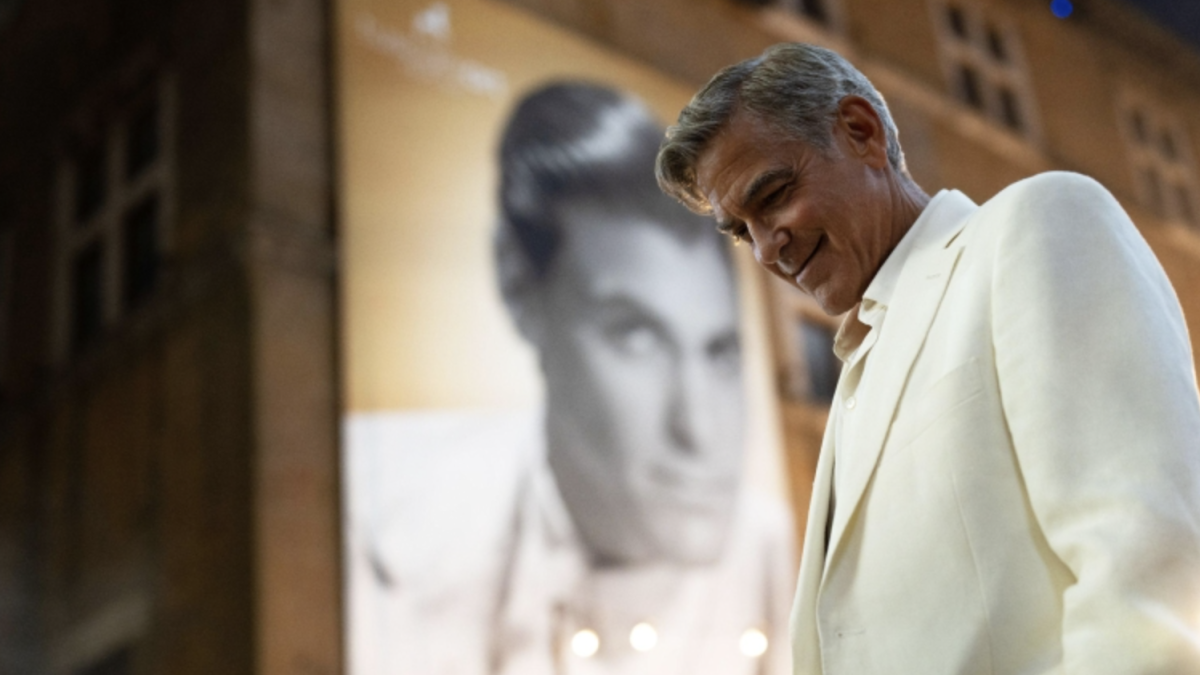 George Clooney: «Il rimpianto è tossico, i fallimenti aiutano a crescere. In teatro avevo paura di non ricordare le battute, ma è bello avere 64 anni e non essere sicuri di potercela fare»