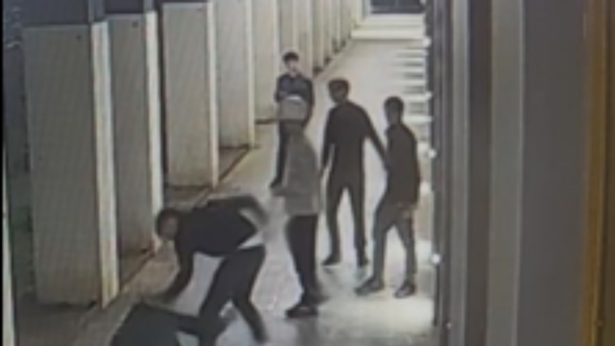 La mamma dell'accoltellatore di corso Como: «Io devastata, non sapevo che girasse armato»