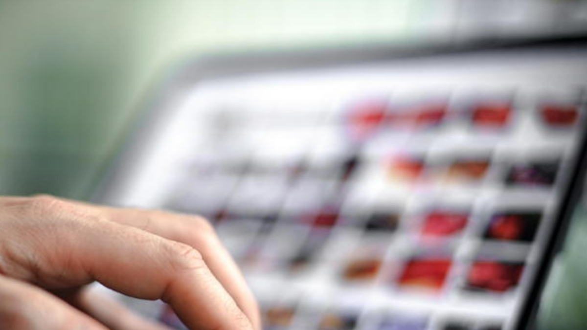 Firenze, falso manager adescava giovanissimi calciatori: foto e video intimi in cambio di scarpe