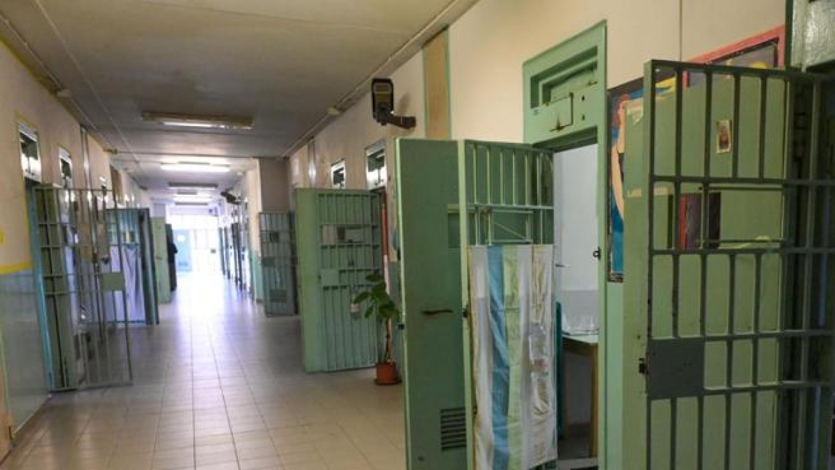 Milano, nelle celle del Beccaria e di San Vittore: in tre in nove metri quadri. Il Garante dei detenuti: «Al momento i fuorilegge siamo noi»