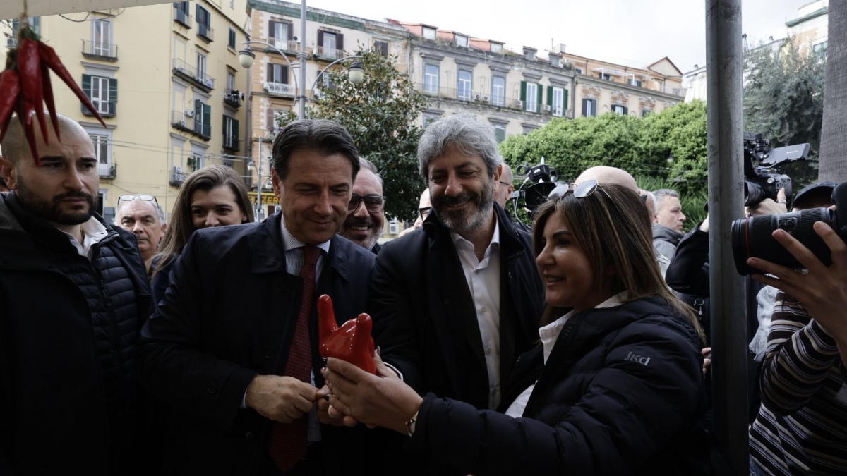 Regionali, tra corna e cornetti il tour scaramantico di Fico e Conte al centro storico di Napoli. Nel pomeriggio c'è Schlein
